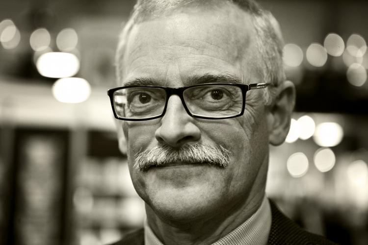 Bøger. Johannes Riis, der er direktør på Gyldendal, synes man bør kigge på det Danmark Karina Pedersens bog er et udtryk for i stedet for at hænge sig i små detaljer. (Arkiv) 