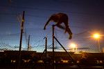LOVLØSHED. Tilkørselsvejen til Englandsfærgerne har længere været halvfarlige at færdes på. Nu bygges en mur langs vejen for at hindre, at migranter kan tiltvinge sig adgang til lastbiler på vej mod Storbritannien. 