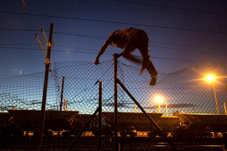 LOVLØSHED. Tilkørselsvejen til Englandsfærgerne har længere været halvfarlige at færdes på. Nu bygges en mur langs vejen for at hindre, at migranter kan tiltvinge sig adgang til lastbiler på vej mod Storbritannien. 