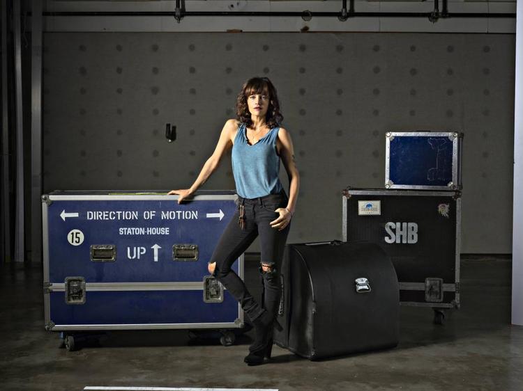 Crew. Carla Gugino spiller Shelli. Som mange af de andre karakterer, indlader hun sig i en romance med den anden logistiker, Bill Hanson, som spilles af Luke Wilson. 
