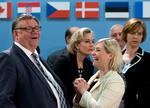 POPULISTEN. Timo Soini i munter snak med sin islandske kollega Lilja Alfredsdottir under et Nato-møde i maj i år. 