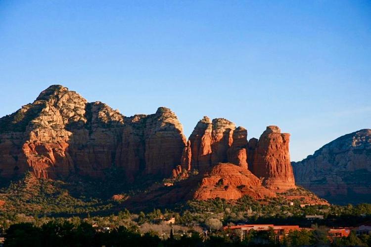 BJERGRIGT. De røde bjerge er en særlig attraktion i omegnen af byen Sedona. Det er en oplevelserne i nærheden af Grand Canyon. 
