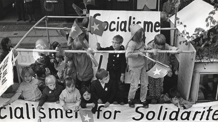 Børnepolitikere. Alt er politisk: Børn der fejrer 1. maj i 1970'erne. Foto: Land og Folk. Arbejderbevægelsens bibliotek og arkiv. 