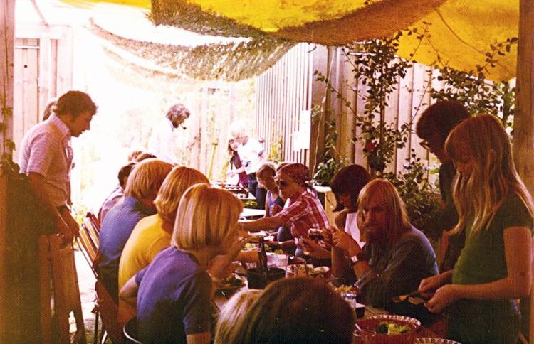 serveret. Fællesspisning var dagligdag på  Galgebakken, der ramte lige ned i tidens kollektive ånd. Arkivfoto: Golden Days 