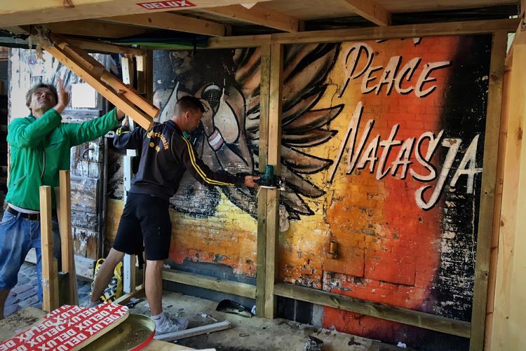 reaktion. Beboerne på Christiania reagerede mod skuddramaet, hvor en 25-årig mand skød og sårede to betjente og en civil, ved at rive hashboderne i Pusher Street ned. 