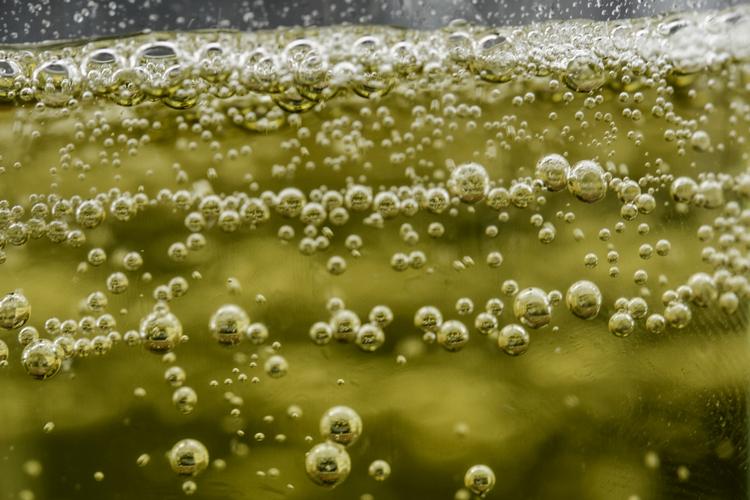 Ravruskende. Eksotisk? Spændende? Anderledes? Næh, ravsodavand smager som tynd citronvand. 