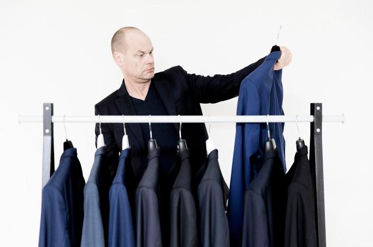Habitelsker. På sit kontor har skuespiller Andreas Bo et tøjstativ med en stribe habitter, så der er lidt at vælge imellem. 