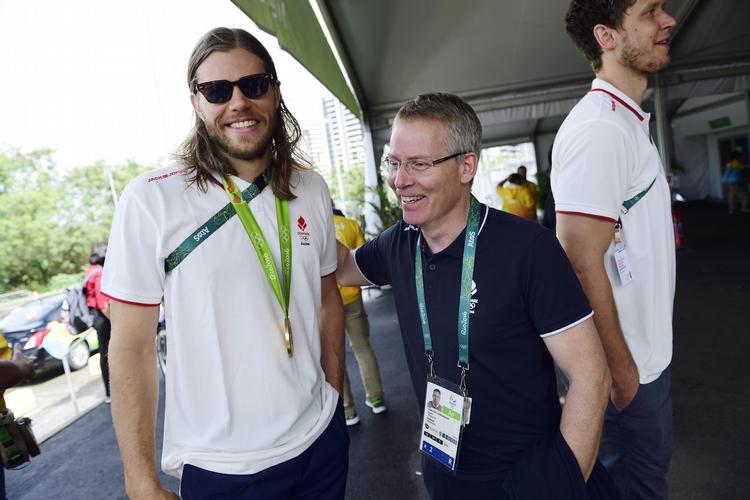 Guldglæde. Gudmundur Gudmundsson synes, alle skal glæde sig over OL-guldet, som han og Mikkel Hansen gjorde det dagen efter finalesejren over Frankrig. 