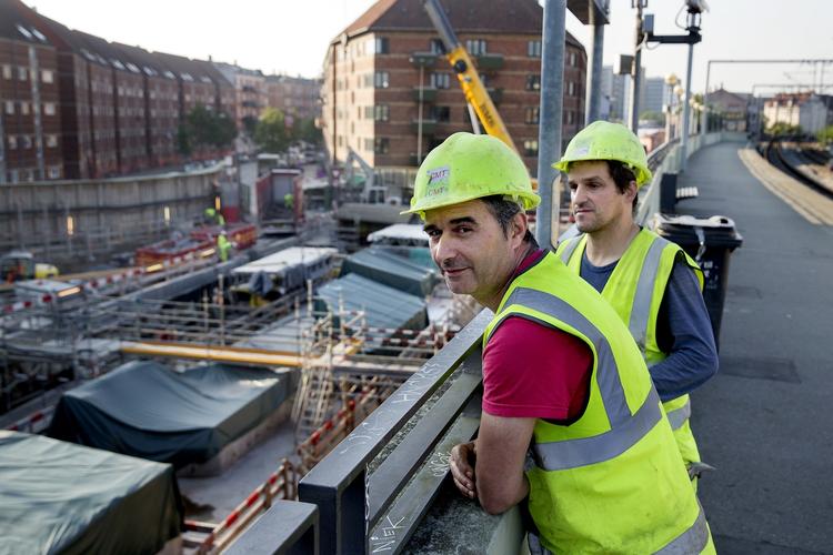 snydt. Op mod 120 portugisiske ansatte ved metrobyggeriet i København er blevet snydt for løn. Julio Vieira med rød T-shirt og Jose Pereiraer to af dem, og nu får alle de penge, de blev snydt for. 