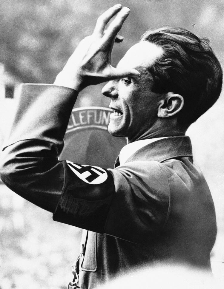 achtung. Nazisternes propagandaminister Joseph Goebbels havde fuldstændig styr på, at film var det mest effektive middel til at få folk over på Tusindårsrigets side.  Her er Goebbels fotograferet i august 1941. 