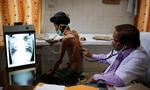 Dødsensfarlig. En indisk læge undersøger en patient med tuberkulose. Indien har ifølge WHO verdens største forekomst af tuberkulose med 300.000 dødsofre hvert år. Fotos: Rajesh Kumar Singh og dr. Volker Brinkmann 