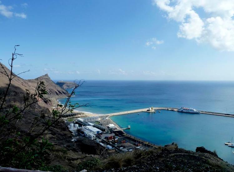Kajplads. Når krydstogtskibe lægger til land i Villa Baleira på den portugisiske ø Porto Santo, ser det således ud. 