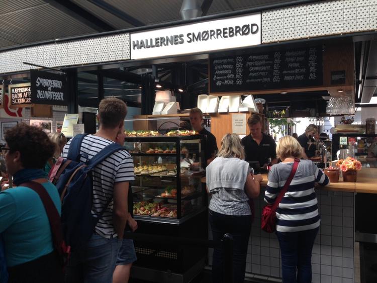 Smørrebrød. Fisken i fiskefiletterne kommer fra fiskebutikken 30 meter væk - og så er 72 kroner for et stykke smørrebrød med fiskefilet jo ret rimeligt. 