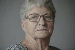 SMERTEFULDT: Da Jette Jensen fødte sit første barn i 1964, blev mor og barn adskilt. Jette lå alene på hospitalsstuen, mens barnet blev kørt til en babystue og vist fem gennem et vindue. 