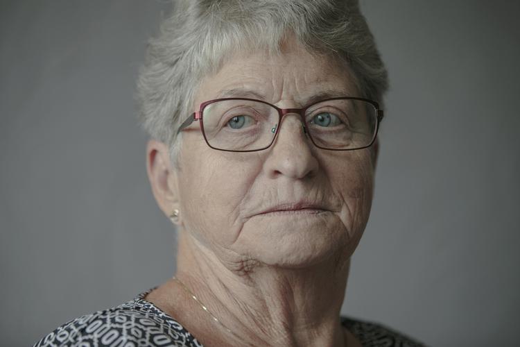 SMERTEFULDT: Da Jette Jensen fødte sit første barn i 1964, blev mor og barn adskilt. Jette lå alene på hospitalsstuen, mens barnet blev kørt til en babystue og vist fem gennem et vindue. 