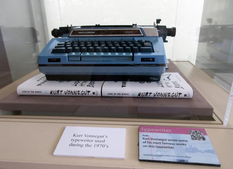 Svinsk. Kurt Vonnegut, hvis skrivemaskine du kan nyde her, er en af de forfattere, hvis bøger blev censureret for at være for fræk. 