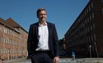 Skillevej. Borgbjergsvej i Københavns Sydhavn er ikke bare opkaldt efter den markante socialdemokratiske social- og undervisningsminister Frederik Borgbjerg (1866-1936). Det var også her, Anker Jørgensen boede, mens han var statsminister. Fælles for de to store socialdemokratiske politikere var deres samarbejde med Radikale Venstre. Den historiske arv vil Rasmus Stoklund Holm-Nielsen gøre op med. 