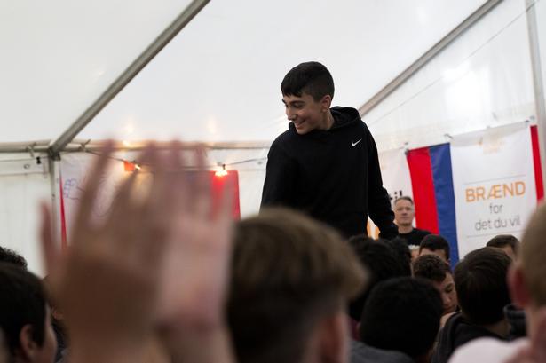 DAGENS MAND. På Københavnerakademiet kåres Dagens Mand. Nogle af drengene gemmer sig, andre spiller hårde. Når attituden skifter, kan de få titlen. 