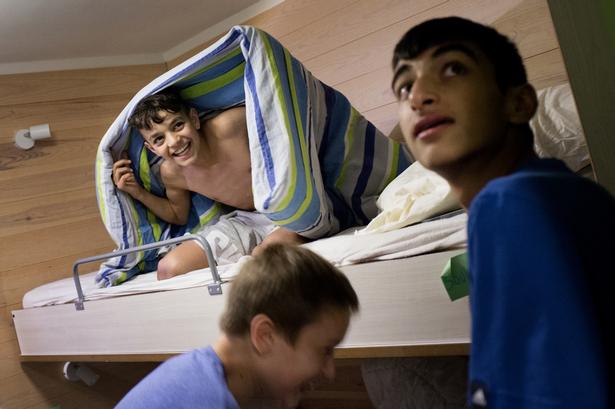 ADDR. På læringscampen Københavnerakademiet, bor drengene sammen i hytter. Younez (th) smider insekter på de andre. Det giver stemning. 