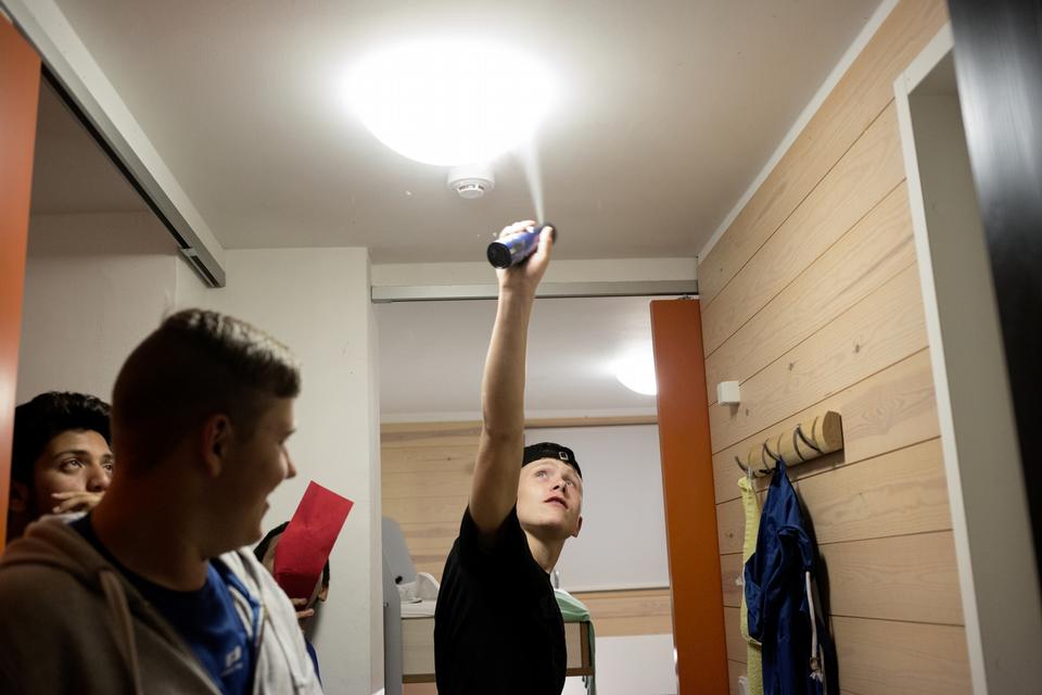KRYB. Når københavnerdrenge rykker i skoven på camp, kan de lokale insekter godt forstyrre nattesøvnen. Men så må kravlet jo smage noget deo. 