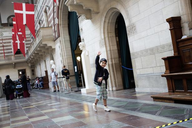 HALLOOOO. Efter 12 dage på læringscamp i Helsingør kom drengene fredag tilbage til København og rådhuset for at modtage deres diplomer for vel gennemført forløb. De små søskende kom dem i møde. 