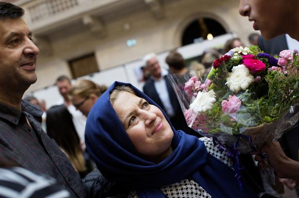 STOLTHED. Younez Valizadeh blev stormende modtaget af sine forældre på Københavns Rådhus efter to ugers sej læringscamp. 