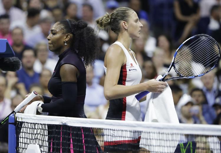 AFSAT. I New York har Serena Williams både oplevet at miste sin førsteplads på ranglisten og så blive besejret i semifinalen af den ti år yngre tjekke Karolina Pliskova. 