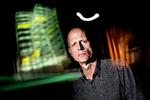 parkeret. Danskerne deltager alt for lidt i den demokratiske diskussion om, hvor vi skal hen som samfund, siger Jackob Schokking. Han mener, at vi har parkeret vores deltagelse i debatten om samfundet ved et valg hvert fjerde år. 
