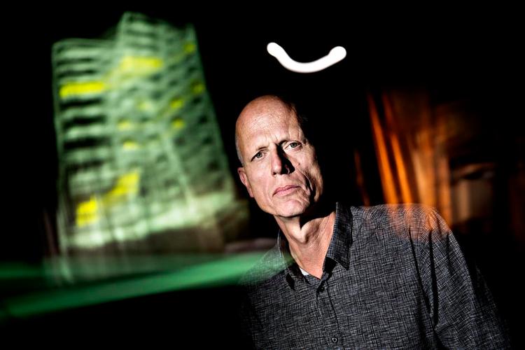 parkeret. Danskerne deltager alt for lidt i den demokratiske diskussion om, hvor vi skal hen som samfund, siger Jackob Schokking. Han mener, at vi har parkeret vores deltagelse i debatten om samfundet ved et valg hvert fjerde år. 