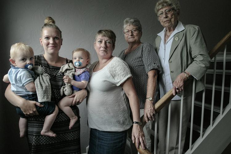 FØDSELSBERETNINGER. de fire familiemedlemmer Mette Spørring Storm (yderst tv.) med tvillingerne Astrid og Marius på armen, Marianne Storm (i midten), Jette Jensen (th.) og Åse Jensen (yderst th.) fortæller om, hvordan de oplevede at være gravide og føde. 