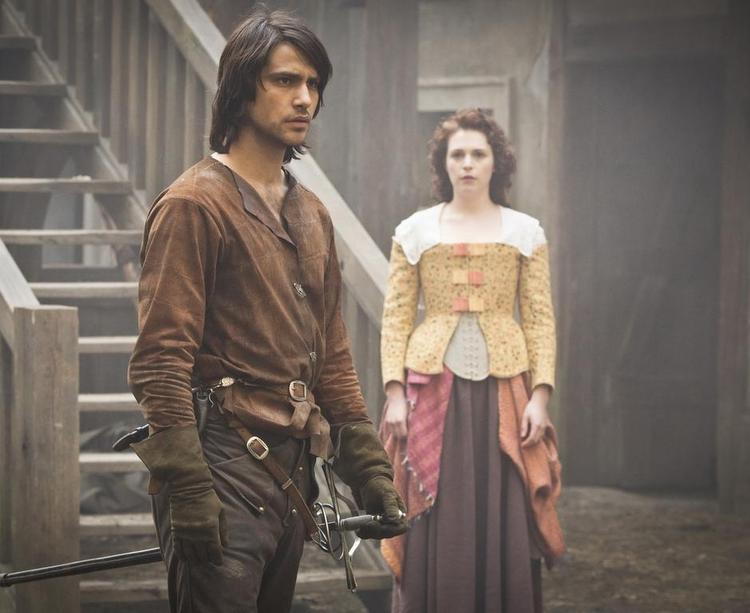 mørkt. 'The Musketeers' er filmet i dystre farver, og musketererne - her Luke Pasqualino som d'Artagnan - er knap så  ridderlige som hos Dumas. 