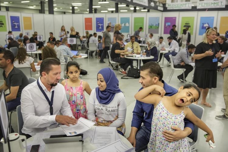 JOBJAGT. Michael Anthonsen fra Microsoft rådgiver Islam Mohammad Shawaqfeh og Osama Yousef AL-Baridi i Jobzonen ved Velkomstfesten i Forum, så deres cv bliver skarpere og deres ansøgninger bedre. For parrets ene datter begynder trætheden så småt at melde sig. 