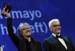 Lav Diaz med festivalens præsident Paolo Baratta. 