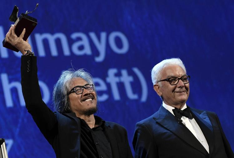 Lav Diaz med festivalens præsident Paolo Baratta. 