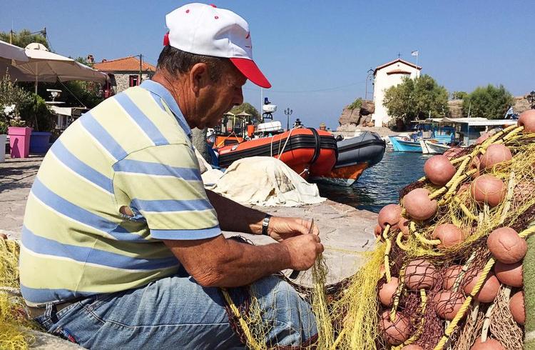 Fisker. Ikke alle på Lesbos tager varmt imod flygtningene, men Thanassis Marmarinos' bedsteforældre flygtede over vandet fra Tyrkiet for små 100 år siden, så han gør. »Folk siger, at flygtningene har sygdomme og er beskidte. Men hvad var vi selv i 1922?«. 