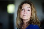 VELBEHANDLET. Susan Larsen fik som ung hiv-smittet at vide, at hun nok ikke skulle regne med at blive pensionist. Men det gælder heldigvis ikke længere. Effektiv medicin holder sygdommen i ave og betyder, at hun ikke smitter andre. Derfor gør det ondt, når læger og sygeplejersker møder hende med fordomme og frygt. 