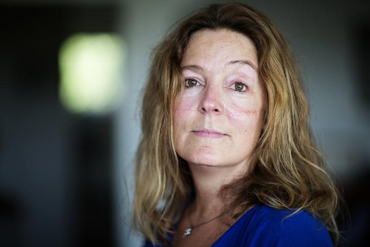 VELBEHANDLET. Susan Larsen fik som ung hiv-smittet at vide, at hun nok ikke skulle regne med at blive pensionist. Men det gælder heldigvis ikke længere. Effektiv medicin holder sygdommen i ave og betyder, at hun ikke smitter andre. Derfor gør det ondt, når læger og sygeplejersker møder hende med fordomme og frygt. 