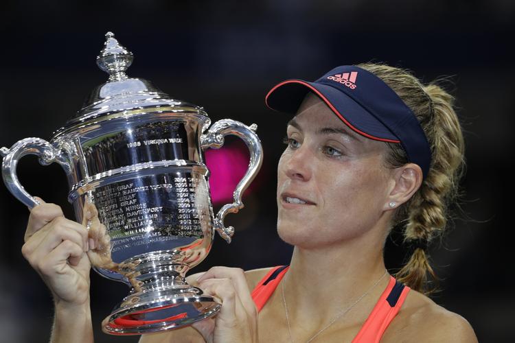 Omsider. Angelique Kerber var i semifinalen i New York i 2011, men måtte vente yderligere fem år på at løfte trofæet. 