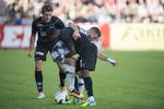 brydekamp. Der var masser af nærkampe i bunddramaet mellem SønderjyskE og Silkeborg - her mellem Ibrahim Moro og Marc Dal Hende i lyseblåt. Foto Kenneth Lysbjerg Koustrup/Polfoto 