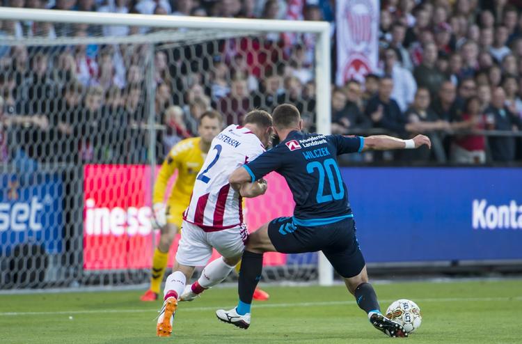 Væk. Kamil Wilczek  (th.) blev matchvinder for ubesejrede Brøndby. 