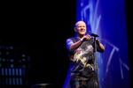Hudfletning. Iført noget, der kan minde om en pyjamas, hudfletter Anders Matthesen blandt andet informationssamfundet i sit nye show, 'Shh'. 