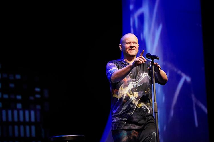 Hudfletning. Iført noget, der kan minde om en pyjamas, hudfletter Anders Matthesen blandt andet informationssamfundet i sit nye show, 'Shh'. 