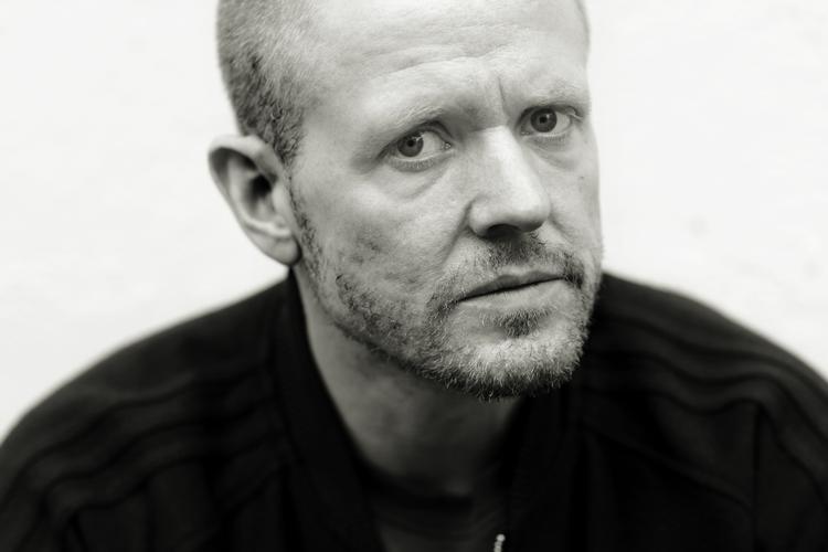 Nyskabende? Komikeren Anders 'Anden' Matthesen skubbede til standup'ens grænser med sit show i 2006 'Anden på coke?' . Det at være nyskabende inden for dansk live komik er en yderst sjælden bedrift, mener Henrik Palle. 