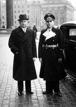 STATSMINISTER. Erik Scavenius (tv.) med den tyske rigsbefuldmægtigede, Werner Best, på Christiansborg Slotsplads i 1943, det år, samarbejdspolitikken brød sammen. Scavenius var dog formelt statsminister til maj 1945. Arkivfoto: Polfoto 