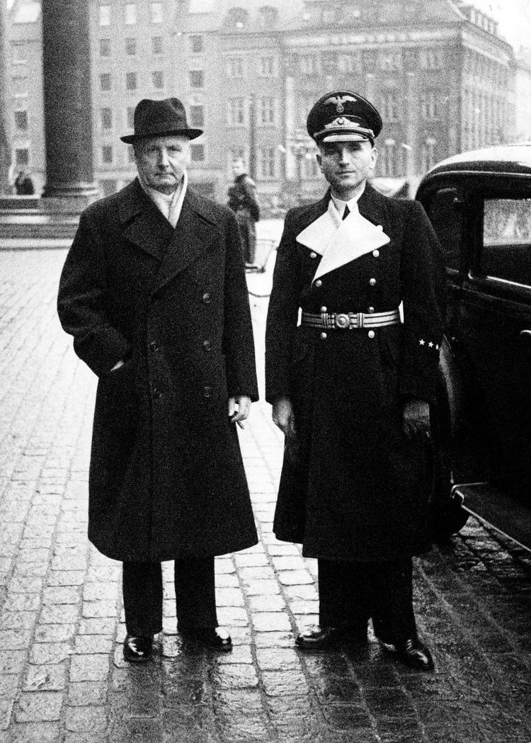 STATSMINISTER. Erik Scavenius (tv.) med den tyske rigsbefuldmægtigede, Werner Best, på Christiansborg Slotsplads i 1943, det år, samarbejdspolitikken brød sammen. Scavenius var dog formelt statsminister til maj 1945. Arkivfoto: Polfoto 