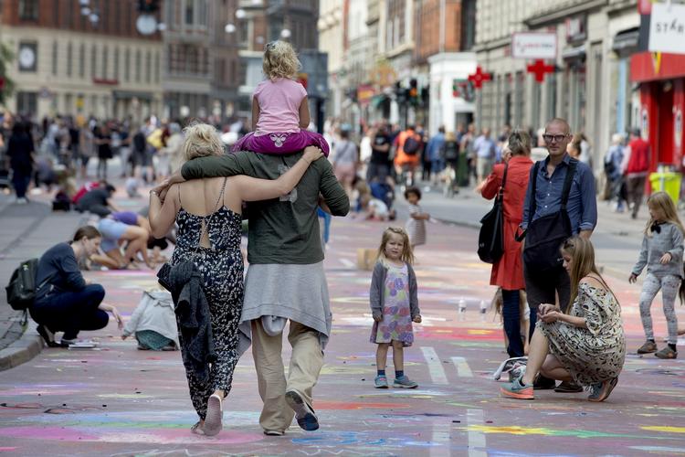 Kridtmaleri. I august sidste år blev 1,3 kilometer vejbane inddraget til københavners kreative kridtudfoldelser. Under Bilfri Søndag gentages succesen på Dronning Louise Bro. 