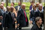 Valgkamp. Donald Trump ønsker på Fox News god bedring til konkurrenten Hillary Clinton, der fik et ildebefindende i går. 