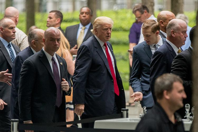 Valgkamp. Donald Trump ønsker på Fox News god bedring til konkurrenten Hillary Clinton, der fik et ildebefindende i går. 