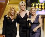 triple Alexis Arquette er her flankeret af sine søstre, skuespillerne Rosanna og Patricia i 2006. De overrakte samlet en pris ved den årlige Gay and Lesbian Alliance Against Defamation. 
