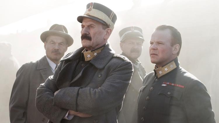 Stålsat. 'Kongens Nei' handler om de tre dramatiske døgn i april 1940, hvor den norske konge får et  ultimatum af den tyske krigsmaskine: overgivelse eller døden. Med tyske fly og soldater i hælene tvinges kongefamilien på flugt. Efter tre døgn tager kong Haakon sin endelige beslutning: Han nægter at kapitulere, selvom det kan koste både ham selv, hans familie og mange nordmænd livet. 